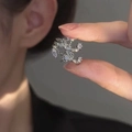 Drielaagse zirkoon bloem oormanchet in zilver met elegant vertakt wijnstokontwerp - Oormanchet - Zilver / Zilver