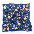 Eleganter dunkelblauer Seidenschal mit Blumen, Insektenmuster und weißem Rand - Tiefblau