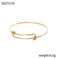 Dettaglio di un bracciale dorato regolabile con struttura minimalista e lucentezza metallica - Stile Trama Corda Intrecciata Oro (DSZ1218)