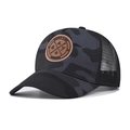 Vue détaillée d'une casquette trucker camouflage avec filet et patch en cuir - Réglable / Noir Camouflage