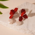 Detailansicht der dunkelroten matten Blumenohrringe mit einer weißen Süßwasserperle - Rote Imitation Perle Blume Hängeohrringe (925 Silber Nadel)