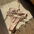 Detalle del bikini de terciopelo champán con cuentas elegantes y tela brillante de lujo - S / Blanco Roto