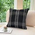 Coussin tricoté minimaliste nordique à carreaux noirs et blancs sur un canapé - Housse 45*45 / Grille de Tweed Noir