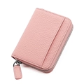Dettaglio del porta carte in pelle martellata rosa con zip argentata e tasca laterale - Rosa