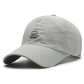 Cappellino da baseball grigio chiaro traspirante con logo ricamato e fori - Regolabile / Grigio chiaro