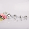 Set di quattro sfere specchiate disco argentate in varie dimensioni con fiori decorativi - 7cm Con Tappo / Argento