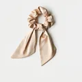 Elegante champagne goud satijnen scrunchie met lang lint in premium zijden textuur - Champagne