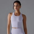 Detalle de conjunto de yoga morado claro con sujetador deportivo sin costuras y mallas de talle alto - S / Lavanda Claro