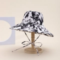 Wide brim bucket hat with black and white floral pattern and matching chin strap - Flower Style / Black