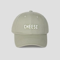 Detailansicht einer salbeigrünen Baseballkappe mit weißer CHEESE-Buchstabenstickerei - M / Bohnengrün
