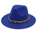 Détail d'un chapeau fedora bleu roi en laine avec une bande ethnique tissée main - Bleu royal