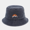 Detail der Sonnenaufgangs-Stickerei und Metallösen auf dem Anglerhut aus Denim - Marineblau