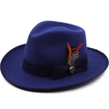 Dettaglio del cappello fedora in lana blu reale con piuma decorativa e fibbia in metallo - Blu Reale