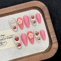 Faux ongles amande faits main avec fraises 3D et fleurs sur base rose nacré - XS / Style Bulle de Baies (2834)