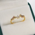Bague florale dorée exquise avec pierres marquise roses et zircons sur velours - Or / Style Raffiné Vigne Fleurie (Style 26)