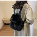 Mochila de pelo sintético negro con correas ajustables mostrada en el modelo - Negro