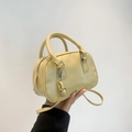 Sac bowling jaune crème moderne avec texture plissée et finitions argentées à la main - Jaune