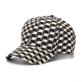 Détail du motif cube 3D isométrique sur une casquette de baseball noire et blanche - Géométrique 3D Noir et Blanc (A)