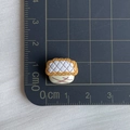 Macro de mini pan de piña de resina de 1,5x1 cm que muestra la textura y la escala - 04*Cupcake Amarillo y Blanco
