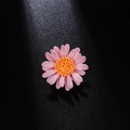 Spilla margherita in smalto rosa con centro giallo su sfondo nero testurizzato - Rosa