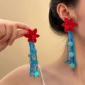 Détail de boucles d'oreilles de mariée avec fleurs rouges et longs glands perlés bleus - 23# Tige de Boucle d'Oreille en Argent - Rouge-Bleu
