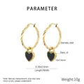 Detalle de pendientes de aro dorados trenzados con colgantes de corazones negros en acero - Pendientes de Aro Trenzados con Corazón / Dorado + Corazón Negro