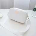 Bolso bandolera blanco con textura ondulada, herrajes dorados y correa ancha de mesa - Blanco