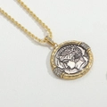 Makroansicht der Vintage-Münz-Halskette mit Gold- und Silber-Metallrelief-Details - Geflochtener Stil