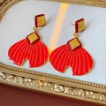 Detail van rood-gouden visstaart oorbellen met emaille op een vintage dienblad - Rood Goud (Zilveren Naald)