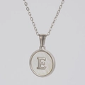 Collana minimalista in acciaio inox argento con pendente a lettera E in madreperla - Argento Conchiglia Bianca Lettera E