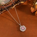 Silberne Blumenkette mit rosa Stein und Kristallen auf vintage braunem Hintergrund - Silberne Rosa Zirkonia Blumen Halskette(T031)