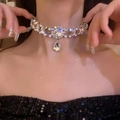 Detail der Strass-Choker-Halskette mit Wassertropfen-Anhänger und Perlenverzierung - Silberne Perlen-Wassertropfen-Anhänger Luxus-Choker