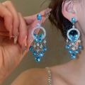 Dettaglio di orecchini d'argento con pietre blu, nappe e motivi a farfalla eleganti - Stile Blu (8#)