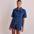 Dunkelblaues Denim-Set für Damen mit Kurzarmhemd und passenden Shorts aus Wasched-Jeans - L / Tops / Dunkelblau