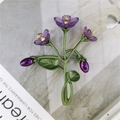 Squisita spilla a fiore viola con perle d'acqua dolce e foglie verdi su marmo - Stile Orchidea Viola