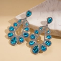 Dettaglio orecchini a goccia blu con gemma sfaccettata e strass su base in metallo argento - Perno in argento-Blu