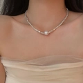Elegante collana girocollo con perle e scaglie d'argento indossata dal modello - Stile Argento con Perla