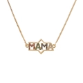 Detalle macro del collar dorado con colgante MAMA e incrustaciones de circonitas - MAMA Geométrica
