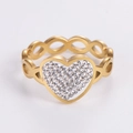 Anillo de corazón dorado con cristales y banda de cadena hueca en fondo blanco - US 6 / Dorado