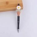 Vista dettagliata della decorazione a margherita su una penna nera ed ergonomica - Bianco