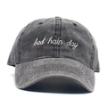 Dettaglio del ricamo 'bad hair day' sul cappellino in cotone lavato nero - Regolabile / Grigio