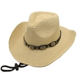 Cappello da cowboy in paglia beige con cinturino in pelle e borchie su sfondo bianco - M (56-58cm) / Beige