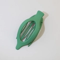 Fermaglio per capelli ovale cavo verde minimalista con forte presa su fondo bianco - Verde Smeraldo Opaco