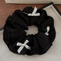 Primer plano de coletero de encaje negro con lazos de satén blanco y perlas elegantes - Negro