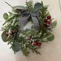 Couronne de Noël avec aiguilles de pin vertes, baies rouges et nœud à carreaux - Style A (Aiguilles de pin Baies Nœud)