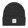 Dettaglio di un berretto in maglia nero con etichetta quadrata e icona smile - Nero