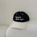 Detalle del bordado don't give up en la gorra de béisbol de algodón blanco y negro - Ajustable (56-60cm) / Negro (Contraste Negro y Blanco)