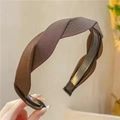 Detalle de una diadema de tela trenzada marrón con un elegante acabado de textura - Café Oscuro