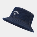 Dettaglio del cappello pescatore in denim blu navy con ricamo bianco e cuciture a contrasto - Taglia unica / Blu scuro