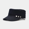 Dettaglio del cappello militare blu navy con tre borchie quadrate in argento - Regolabile / Blu navy